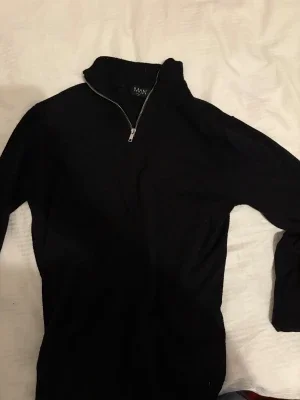 Svart stickad half zip-tröja MAN