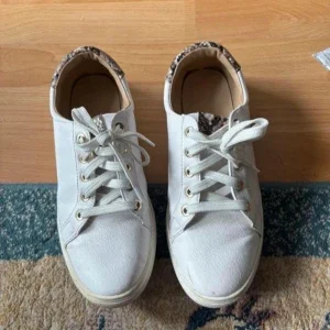 Vita sneakers med leopardmönster