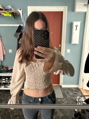 Beige smockad topp från Boohoo