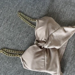 Beige ribbad linnetopp med guldkedjor