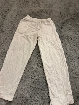 Vita lågmidjade linnebyxor från Gina tricot