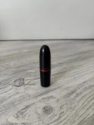 MAC nude läppstift med röd detalj