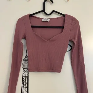 Rosa ribbad croppad topp från Chiquelle