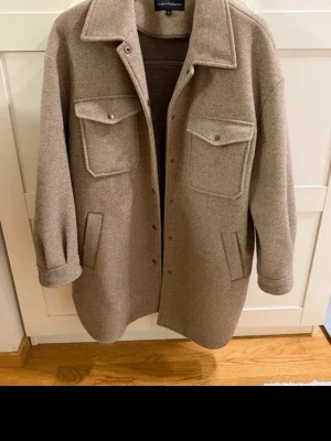 Beige overshirt från Samsoe Samsoe