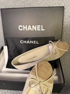 Beige ballerinaskor från Chanel