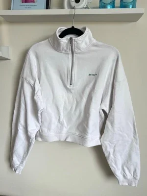 Vit cropped sweatshirt med dragkedja från Bikbok, stl S