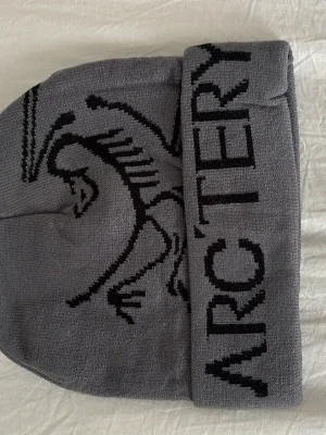 Grå mössa från Arc'teryx