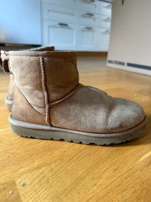 Bruna UGG tofflor i mocka
