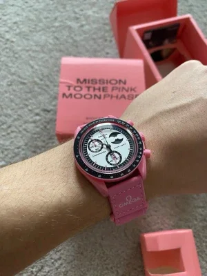 Omega x Swatch Pink Moonphase klocka