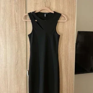 Svart asymmetrisk klänning från Pieces