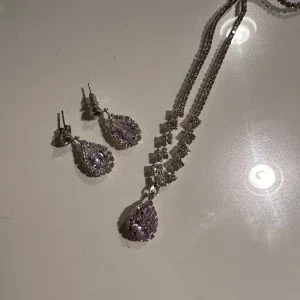 Glittrigt smyckeset med halsband och örhängen