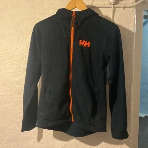 Svart fleecejacka från Helly Hansen