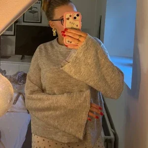 stickad tröja med vida ärmar