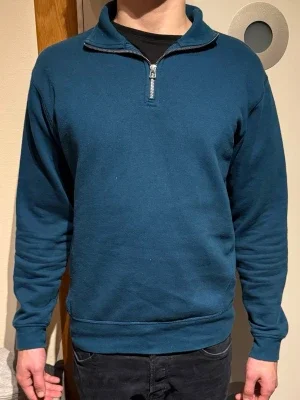 MÖRKBLÅ HALFZIP FRÅN ZARA