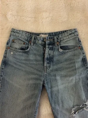 Midwaist ripped straight jeans zara