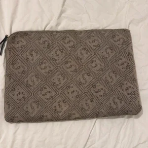 Beige datorväska med mönster