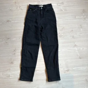 Svarta mom jeans från ginatricot