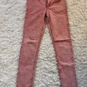 Rosa jeans från Cheap Monday