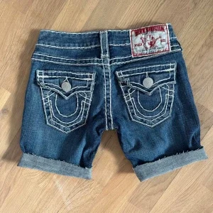 W23 True Religion shorts vintage y2k m vita sömmar