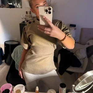 Beige blus med knyt och knappar