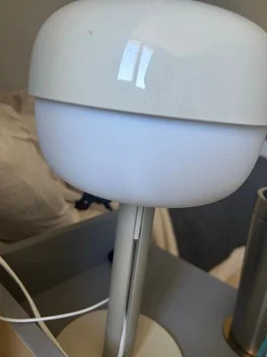 Vit bordslampa i modern design