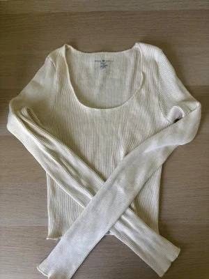 Ribbad beige croppad topp ifrån brandy melville