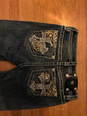 Mörkblå Miss Me jeans med brodyr