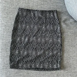 Glittrig svart minikjol från H&M Divided