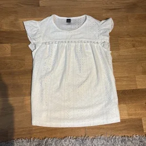 Vit blus med spetsdetaljer