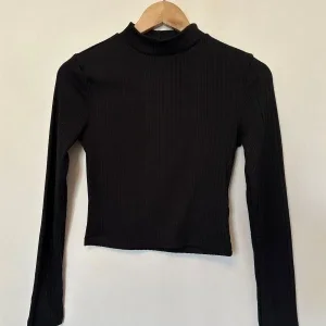 Svart ribbad polotröja från H&M