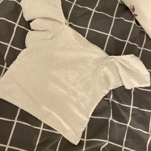 Vit blus med volangärm från Kappahl