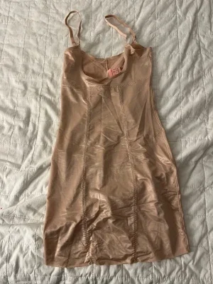 Beige underklänning från Hunkemöller