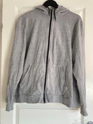 En grå zip up hoodie