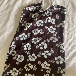 Brun klänning med blommor