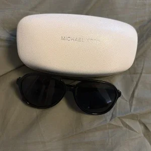 Svarta solglasögon Michael Kors