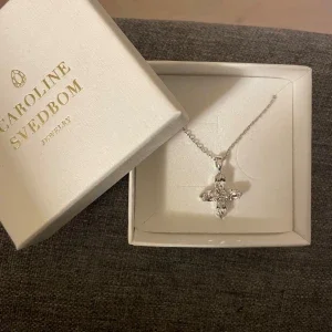 Halsband med kristallkors/stjärna från Caroline Svedbom