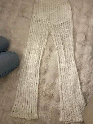Vita virkade byxor från Bershka, small