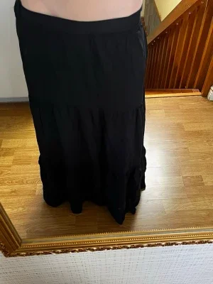 Svart lång kjol