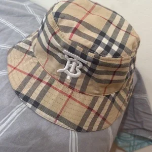 Burberry bucket hat i klassiskt rutigt
