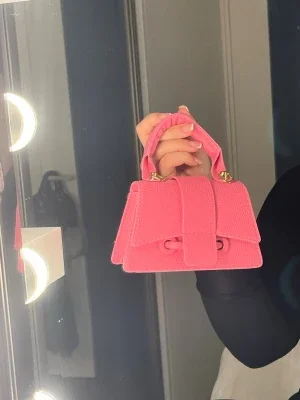 Mini rosa handväska med gulddetaljer