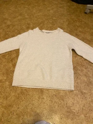 Beige stickad tröja med rund hals