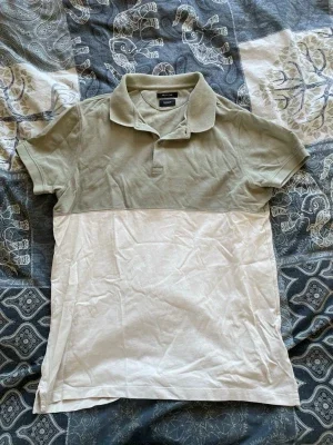 Grön och vit pikétröja från Massimo Dutti