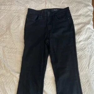 Svarta flare jeans