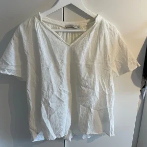 Vit v-ringad blus Carin Wester