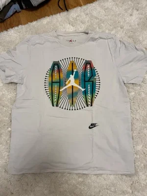 Vit Nike Air Jordan t-shirt