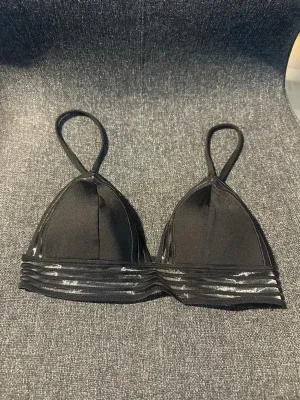 Svart bralette med transparenta detaljer