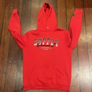 Röd hoodie Supply & Demand