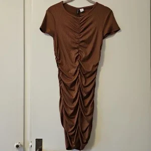 Brun klänning från H&M Divided