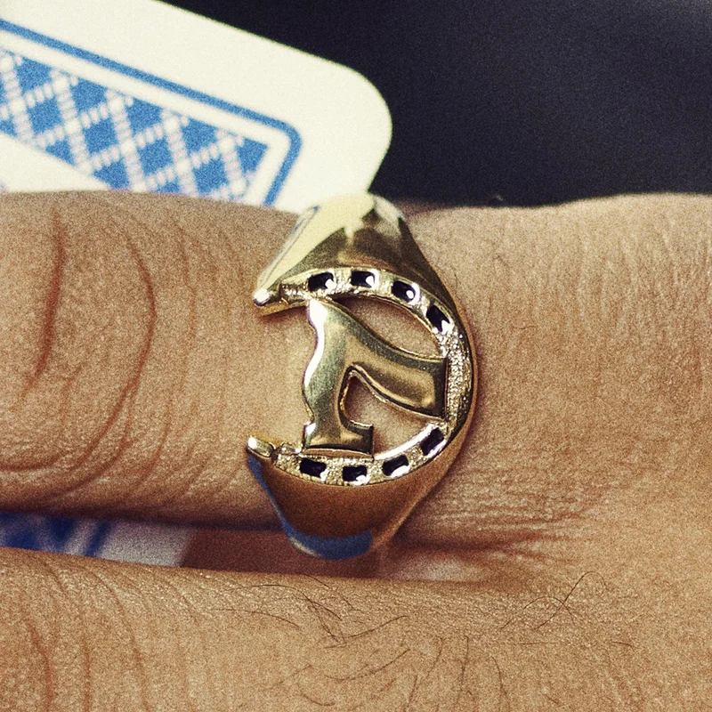 Ace | Anillo sello de herradura y siete dorado para hombres - Anillos tipo sello