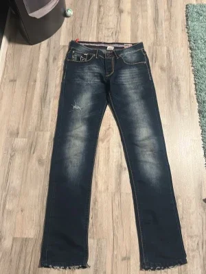 Mörkblå True Religion jeans